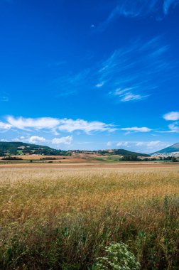 Umbria, orta İtalya 'daki Colfiorito köyünün panoramik manzarası