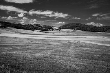 İtalya 'nın orta kesimindeki Umbria' daki Colfiorito köyünün panoramik manzarası. Siyah beyaz fotoğraf.