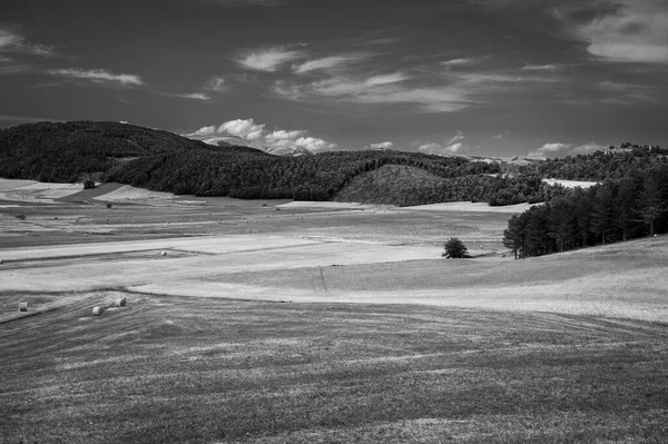 İtalya 'nın orta kesimindeki Umbria' daki Colfiorito köyünün panoramik manzarası. Siyah beyaz fotoğraf.