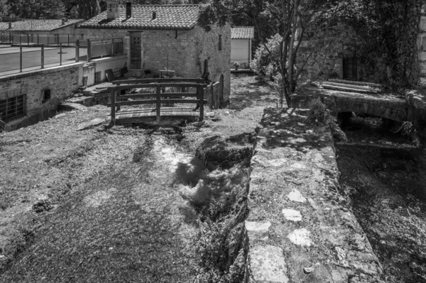 Widok Wioskę Rasiglia Umbria Włochy Czarno Białe Zdjęcie — Zdjęcie stockowe