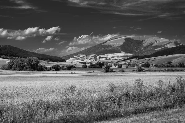 파노라마처럼 보이는 이탈리아 움브리아의 오리토 마을이 보인다 — 스톡 사진