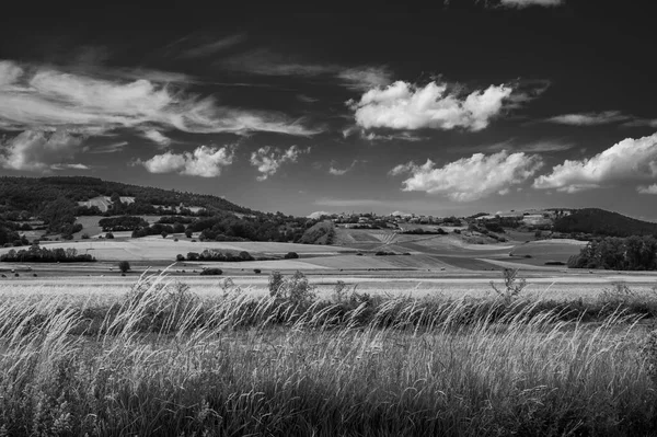 Panorámás Kilátás Colfiorito Falu Umbria Közép Olaszországban Fekete Fehér Fénykép — Stock Fotó