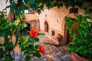 Umbria 'daki köyün ortaçağ mimarisi, büyü.