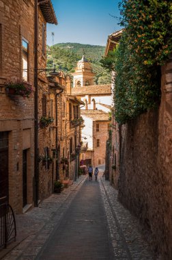 İtalya, Spello - 24 Haziran 2022: Umbria köyünün ortaçağ mimarisi, büyü.