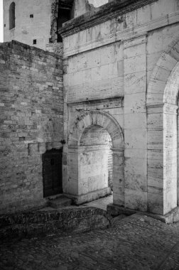 Umbria 'daki köyün ortaçağ mimarisi, siyah beyaz büyü..