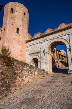 Umbria 'daki köyün ortaçağ mimarisi, büyü.