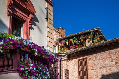 Umbria 'daki köyün ortaçağ mimarisi, büyü.