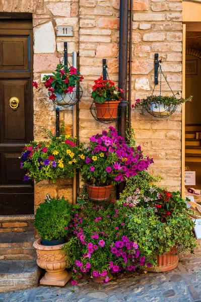 Umbria 'daki köyün ortaçağ mimarisi, büyü.