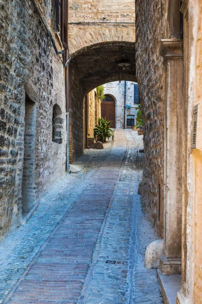 Umbria 'daki köyün ortaçağ mimarisi, büyü.