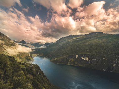 Geiranger fijord, Güzel Doğa Norveç. Fiyort Norveç 'in en çok ziyaret edilen turizm beldelerinden biri. Geiranger Fjord, UNESCO Dünya Mirası Bölgesi