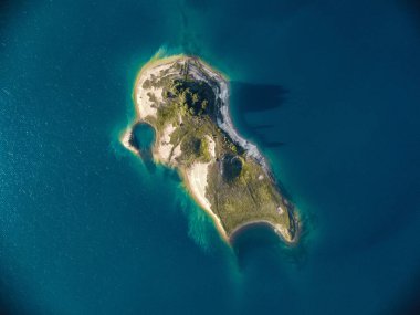 Bosna 'nın Prozor Rama kentindeki bir adanın havadan görüntüsü