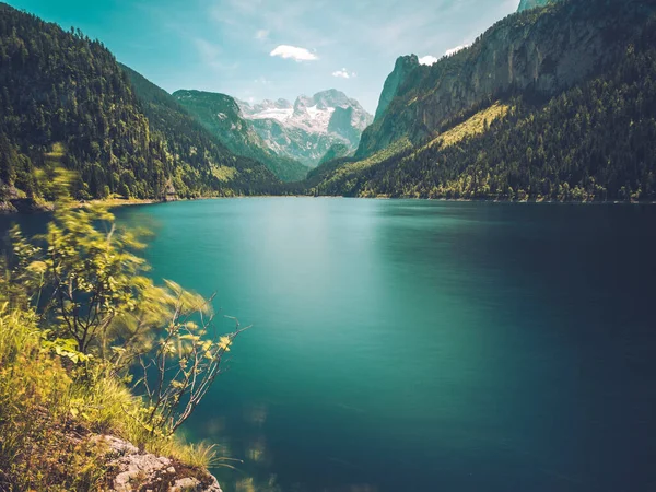 Arkasında dağlar olan Avusturya Gölü Manzarası.