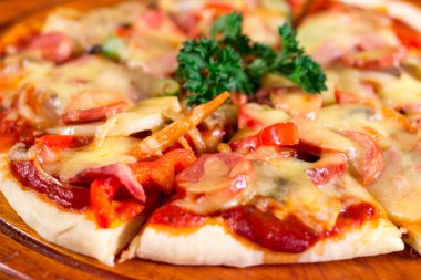 Pizza dilimleri masada, lezzetli.