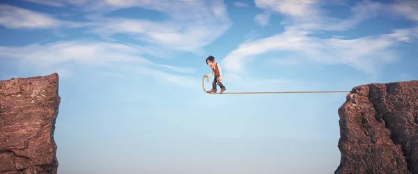 Ember Egy Kötélen Sétál Két Csúcs Között Magabiztosság Utazás Koncepció — Stock Fotó