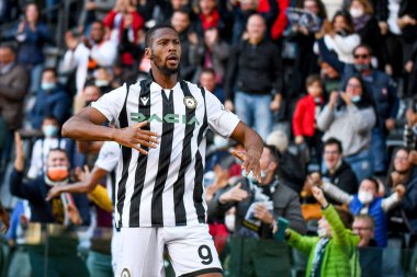 İtalyan futbol takımı Serie A maçında Norberto Bercique Gomes Betuncal 'in Mutluluğu Udinese Calcio ile Bologna FC maçında Udine, İtalya' da Dacia Arena Stadyumu, 17 Ekim 2021