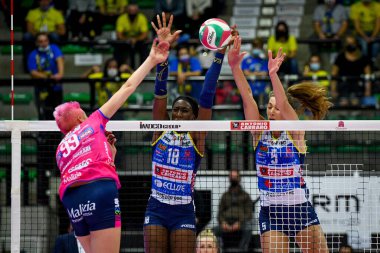 İtalyan Voleybolcu Serie A1 Kadınlar Imoco Volley Conegliano 'ya karşı İgor Gorgonzola Novara ile Treviso, İtalya' da Palaverde, Ekim ayında oynanan karşılaşmada Paola Egonu (Conegliano) ve Robin De Kruijf (Conegliano) bloğunda oynanan Ebrar Karakurt (Novara) maçı. 