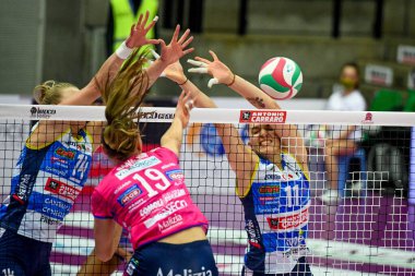 İtalya 'nın Treviso kentindeki Palaverde Sarayı' nda Imoco Volley Conegliano 'ya karşı Igor Gorgonzola Novara maçında Nika Daalderop' un (Novara) Joanna Wolosz (Conegliano) ve Hristina Vuchkova (Conegliano) arasındaki voleybol maçı sırasında