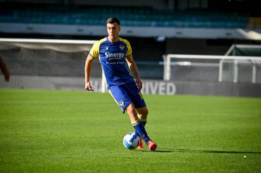 Nicolo Casale (Verona) İtalyan futbolu Serie A maçı sırasında İtalya 'nın Verona kentindeki Marcantonio Bentegodi Stadyumu' nda Hellas Verona FC 'ye karşı SS Lazio' nun portresi, 24 Ekim 2021