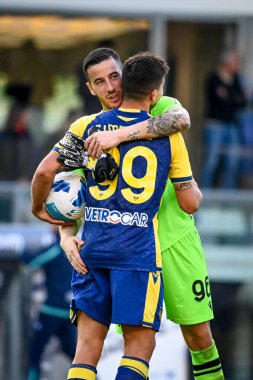 Lorenzo Montipo (Verona), İtalya 'nın Verona şehrindeki Marcantonio Bentegodi Stadyumu' nda oynanan Hellas Verona FC maçında Giovanni Simeoni 'ye (Verona) sarıldı.