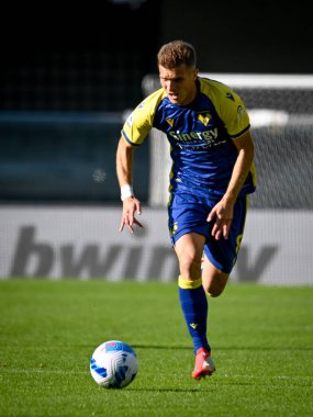 Darko Lazoviç (Verona) İtalyan futbol takımı Serie A 'nın 24 Ekim 2021' de İtalya 'nın Verona kentindeki Marcantonio Bentegodi Stadyumu' nda oynanan Hellas Verona FC - SS Lazio maçında görev başında portresi