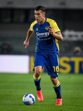 Nicolo Casale (Verona) İtalyan futbol takımı Serie A 'nın 30 Ekim 2021' de İtalya 'nın Verona kentinde Marcantonio Bentegodi Stadyumu' nda oynanan Hellas Verona FC - Juventus FC maçı sırasında görev başında.