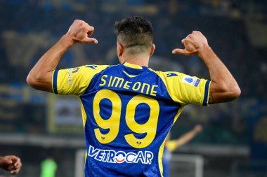 Giovanni Simeoni (Verona) İtalyan futbolu Serie A maçı sırasında İtalya 'nın Verona kentindeki Marcantonio Bentegodi Stadyumu' nda Hellas Verona FC ile Juventus FC maçında formanın arka numarasını gösteriyor.