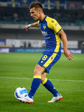 Darko Lazoviç (Verona) İtalyan futbolu Serie A maçı sırasında İtalya 'nın Verona kentindeki Marcantonio Bentegodi Stadyumu' nda Hellas Verona FC - 30 Ekim 2021