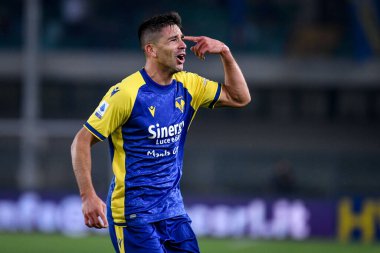 Giovanni Simeoni (Verona) İtalyan futbolu Serie A maçı sırasında İtalya 'nın Verona şehrindeki Marcantonio Bentegodi Stadyumu' nda Hellas Verona FC ile Juventus FC karşılaşmasını kutluyor.