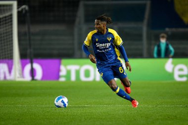 Adrien Tameze (Verona) İtalyan futbol takımı Serie A 'nın 30 Ekim 2021' de İtalya 'nın Verona kentinde Marcantonio Bentegodi Stadyumu' nda oynanan Hellas Verona FC ile Juventus FC maçında portresi.