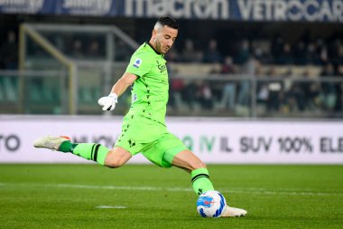 Lorenzo Montipo (Verona) İtalyan futbol takımı Serie A 'nın 30 Ekim 2021' de İtalya 'nın Verona kentinde Marcantonio Bentegodi Stadyumu' nda oynanan Hellas Verona FC - Juventus FC maçında portresi