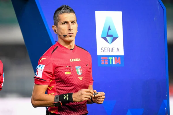 İtalyan futbolu Serie A maçında Livio Marinelli 'nin hakemi Verona, İtalya' daki Marcantonio Bentegodi Stadyumu 'nda Hellas Verona FC' ye karşı Juventus FC maçı, 30 Ekim 2021