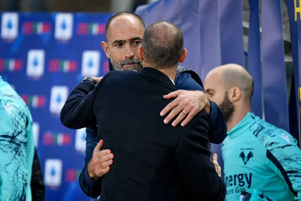 İtalya Milli Futbol Takımı Serisi A maçında Igor Tudor (baş antrenör Verona) ve Massimiliano Allegri (baş antrenör Juventus) arasında oynanan maçta Hellas Verona FC, Juventus FC 'ye karşı Marcantonio Bentegodi Stadyumu, Verona, İtalya - 30 Ekim 2021 