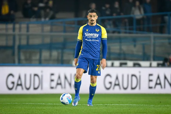 Koray Gunter (Verona) İtalyan futbol takımı Serie A 'nın 30 Ekim 2021' de İtalya 'nın Verona kentinde Marcantonio Bentegodi Stadyumu' nda oynanan Hellas Verona FC - Juventus FC maçı sırasında görev başında.