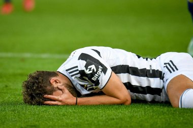 Manuel Locatelli (Juventus) İtalya 'nın Verona kentinde, 30 Ekim 2021' de oynanan Marcantonio Bentegodi Stadyumu 'nda oynanan Hellas Verona FC ile Juventus FC maçında mağdur oldu.