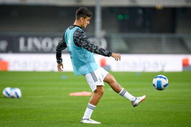 Paulo Dybala (Juventus) İtalyan futbol takımı Serie A 'nın 30 Ekim 2021' de İtalya 'nın Verona kentindeki Marcantonio Bentegodi Stadyumu' nda oynanan Hellas Verona FC - Juventus FC maçında ısınma turunda portresi hazırlandı.
