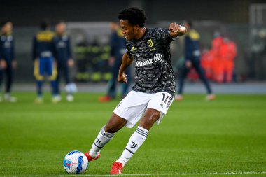 Juan Cuadrado (Juventus) İtalyan futbol takımı Serie A 'nın 30 Ekim 2021' de İtalya 'nın Verona kentinde Marcantonio Bentegodi Stadyumu' nda oynanan Hellas Verona FC - Juventus FC maçında ısınma turunda portresi