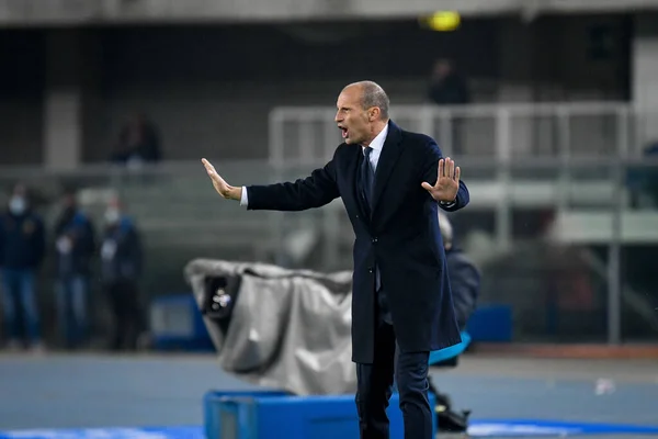 Massimiliano Allegri (Teknik Direktör Juventus) 30 Ekim 2021 'de İtalya' nın Verona kentinde Marcantonio Bentegodi Stadyumu 'nda oynanan Hellas Verona FC - Juventus FC karşılaşmasında jestler yaptı.