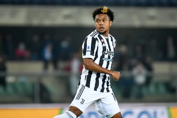 Weston McKennie (Juventus) İtalya futbolu sırasındaki portresi Serie A karşılaşmasında Hellas Verona FC ile Juventus FC arasında Verona, İtalya 'daki Marcantonio Bentegodi Stadyumu' nda, 30 Ekim 2021