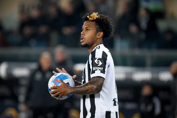 Weston McKennie (Juventus) İtalyan futbol takımı Serie A 'nın 30 Ekim 2021' de İtalya 'nın Verona kentindeki Marcantonio Bentegodi Stadyumu' nda oynanan Hellas Verona FC - Juventus FC maçı sırasında tepki gösterdi.