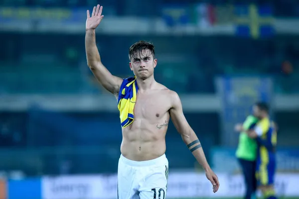 Paulo Dybala (Juventus) İtalya futbol takımı Serie A maçında taraftarları karşıladı: Hellas Verona FC - Juventus FC maçı Verona, İtalya 'daki Marcantonio Bentegodi stadyumunda, 30 Ekim 2021 - Fotoğraf: Ettore Griffoni