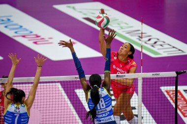 İtalyan Serie A1 Kadınlar Voleybol karşılaşması sırasında Paola Egonu (Conegliano) bloğunda yer alan Alexa Gray (Busto Arsizio) voleybol oyuncusu Imoco Volley Conegliano 'ya karşı Unet E-Work Busto Arsizio, Treviso, İtalya' da Palaverde, Kasım 06, 2021 - Fotoğraf: Ettore Gri