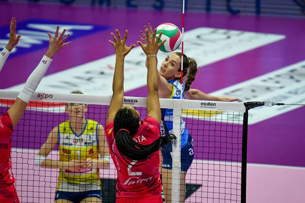 Megan Courtney (Conegliano), İtalya 'nın Treviso şehrindeki Palaverde' de İtalyan Serie A1 Kadınlar Imoco Volley Conegliano 'ya karşı Unet E-Work Busto Arsizio maçında Valeria Battista (Busto Arsizio)' nun duvarında oynuyordu.