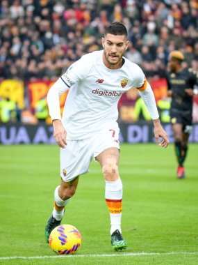 Roma 'nın Lorenzo Pellegrini portresi İtalya futbol takımı Serie A' nın Venezia FC ile AS Roma maçında topu İtalya 'nın Venedik kentindeki Pier Luigi Penzo stadyumunda taşıyor.