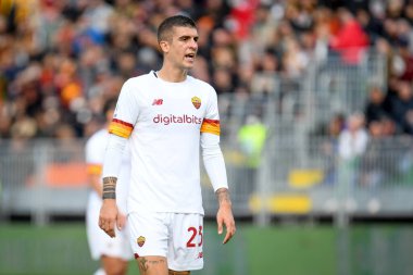 İtalyan futbolcu Gianluca Mancini, İtalya 'nın Venedik kentindeki Pier Luigi Penzo Stadyumu' nda oynanan Venezia FC maçında tepki gösterdi: Ettore Griffoni