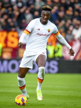 Roma 'nın Tammy Abraham portresi İtalya' nın Venedik kentindeki Pier Luigi Penzo Stadyumu 'nda oynanan İtalya futbolu Serie A maçında topu taşıyor.