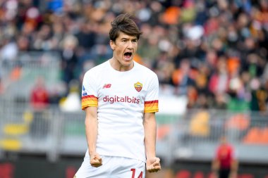 Roman Eldor Shomurodov, İtalya 'nın Venedik kentindeki Pier Luigi Penzo stadyumunda oynanan Venezia FC-AS maçında attığı golü kutluyor.