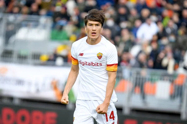 Roman Eldor Shomurodov, İtalya 'nın Venedik kentindeki Pier Luigi Penzo stadyumunda oynanan Venezia FC-AS maçında attığı golü kutluyor.