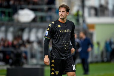 Venezia 'nın İtalya futbol takımı Serie A maçındaki Mattia Aramu portresi Venezia FC, İtalya' nın Venedik kentindeki Pier Luigi Penzo Stadyumu 'nda AS Roma' ya karşı.
