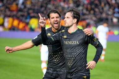 Venezia 'dan Mattia Aramu ve Venezia' dan Pietro Ceccaroni, İtalya 'nın Venedik kentinde Venedik Luigi Penzo Stadyumu' nda oynanan Venezia FC-AS maçında gol attıktan sonra kutluyorlar.
