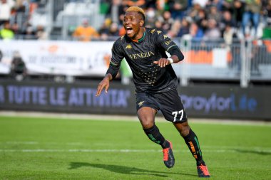 Venezia 'dan David Okereke, İtalya' nın Venedik kentindeki Pier Luigi Penzo Stadyumu 'nda oynanan Venezia FC-AS maçında attığı golü kutluyor.